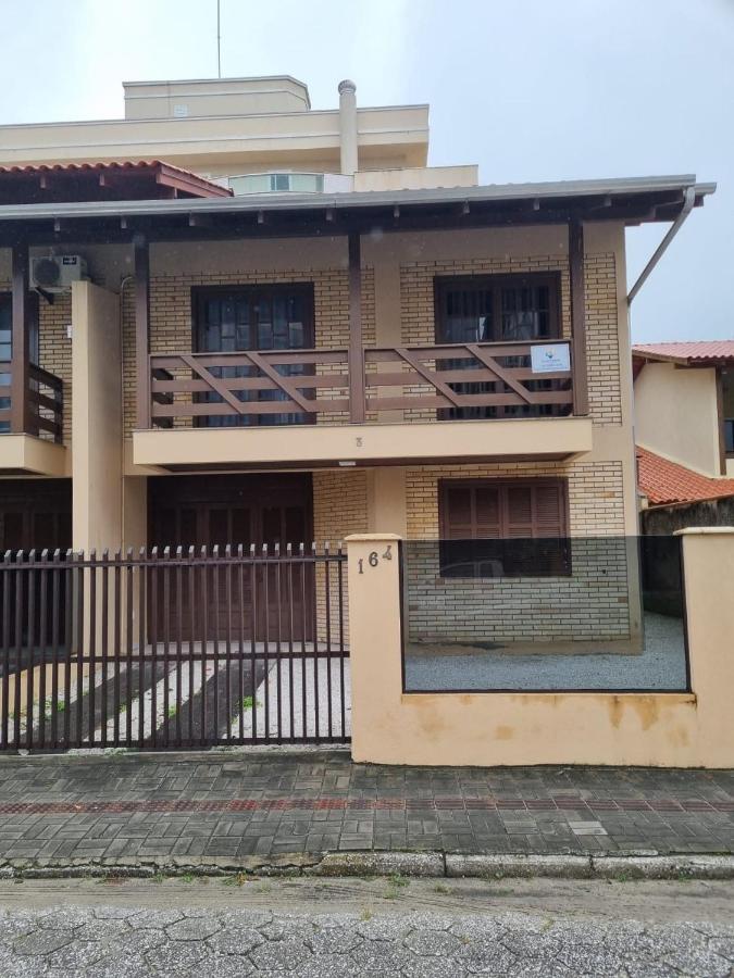 Casa Em Bombinhas Almeida E Moraes Perto Da Praia Bagian luar foto
